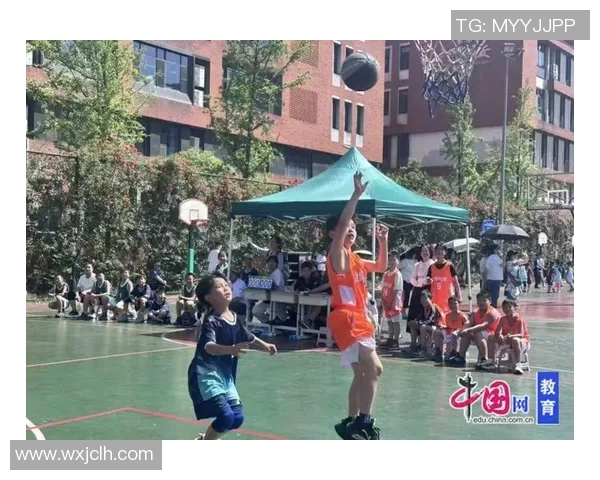 小学生篮球服女孩展现青春活力与团队精神的精彩瞬间